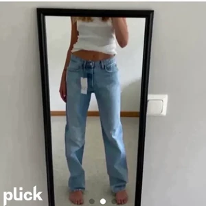 Populära Zara jeans  - Säljer dessa snygga jeans från Zara som är helt slutsålda.💕 De är helt oanvända och i storlek 38. Buda från 200🙌🏼