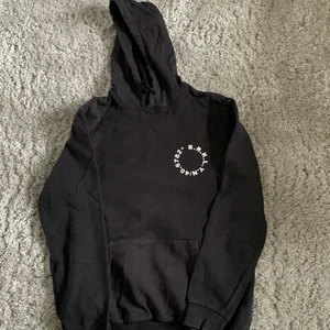 Hoodie strl S - Säljer en favvo tröja! Använd och därför lite nopprig på insidan. Annars är det en super cool hoodie som passar till allt. Trycket på ryggen är hur snyggt som helst! 😩💙 