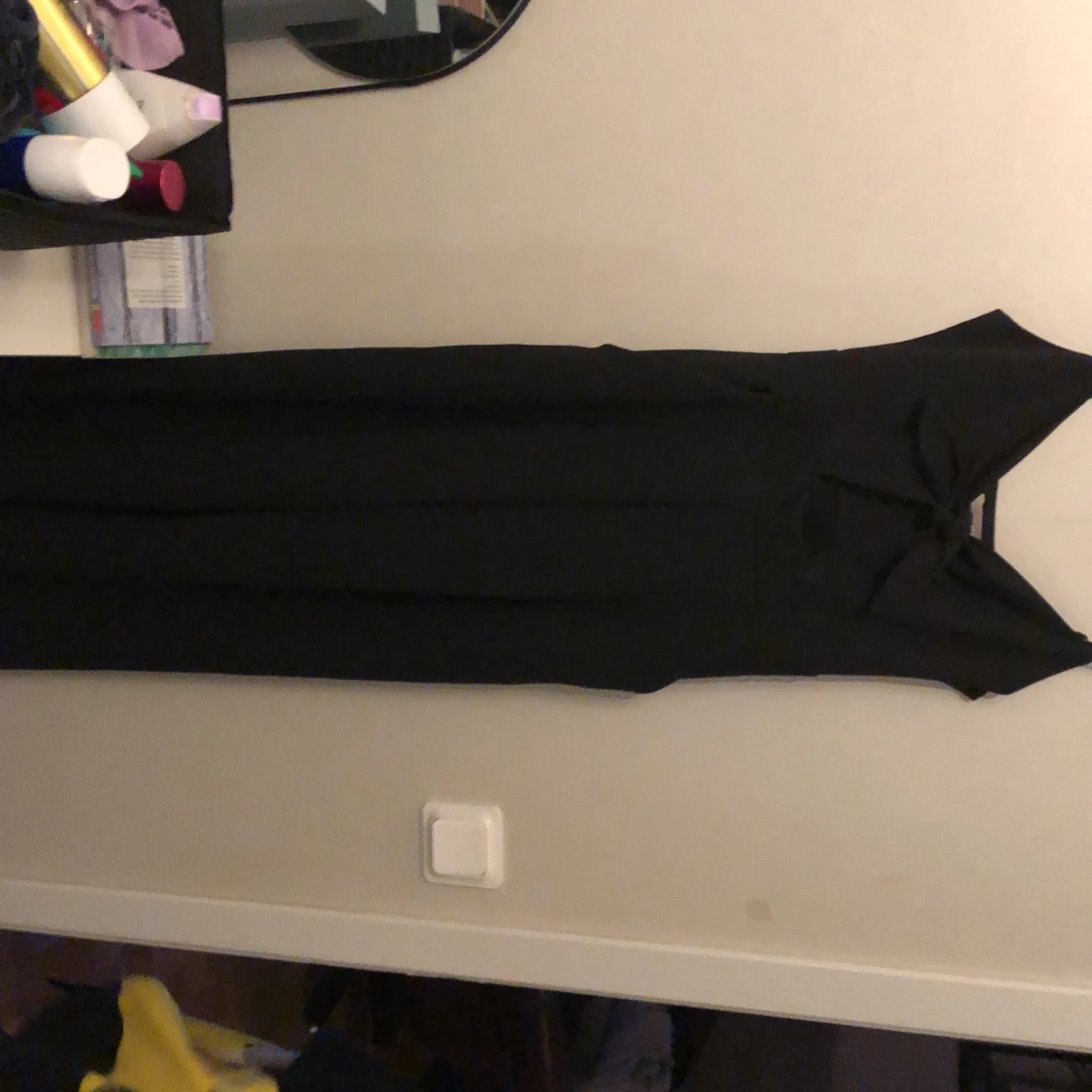 Svart byxdress med fina detaljer! - 90