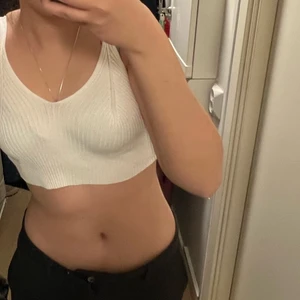 Topp  - Hej! Säljer min snygga vita topp ifrån shein i sjukt skönt material! Säljer pga att den var kortare än vad jag hade trott, trodde att det skulle vara lika långt som ett linne. Men det är ändå fruktansvärt snyggt 😻😻💋