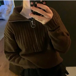 Stickad tröja - Superfin stickad tröja från rebons collection med na-kd. I jättebra skick! Spårbar frakt på 66:- tillkommer.