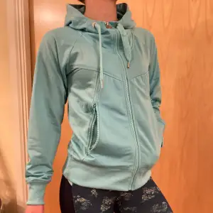 A turquoise/blue sports set. Sports bra with mesh, size S from ginatricot. Matching low waist yoga pants also size small. And a running hoodie with long pockets with zippers made with warm yet breathing fabric. All together for 250kr. Send me a message if you only want one of the pieces. Apart it’s 200kr for the hoodie, 50kr for the sports bra, 50kr and for the yoga pants. All are in good condition, pants and bra used only twice and hoodie used a handful of times.