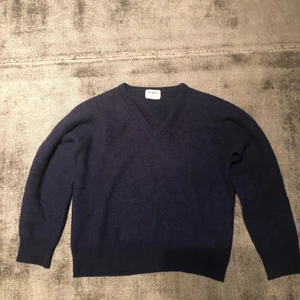 Soft goat tröja  - Soft goat tröja. 100% Kashmir. Har krympt i tvätten så passar stl XXS- XS men fortfarande lika mjuk. Mocka lappar på ärmarna.