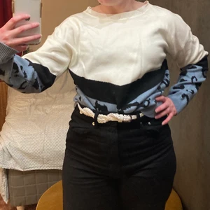 Långärmad leopardmönstrad strl XS/S - Jättefin leopardmönstrad hoodie som aldrig är använd. Säljer därför att det inte är min stil. 🥰🐙