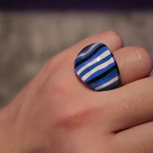 Blå spegel ring - Säljer min blåa spegel-ring i storlek medium! Coolt format och inte mycket använd! Vintage!