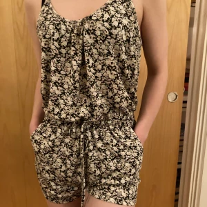 Flowery shortsuite/ jumpsyit - Flowery jumpsuite/shorts from bikbok.