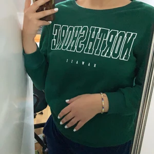 Grön sweatshirt med tryck - Säljer denna fina gröna sweatshirt med ett tryck. Kontakta mig gärna vid funderingar <3
