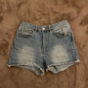 Jeansshorts  - Jättefina jeansshorts från bikbok som är inget jag vill ha kvar längre. Hör av dig om du är intresserad 💗