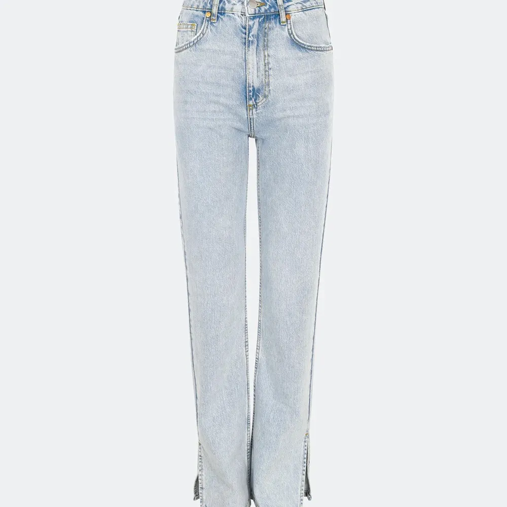 hej finisar!! säljer mina fina bikbok jeans då jag beställde två och dem var för små. dessa är i ljusblå och har slits i storlek 24 längd 32 :) dem är i helt nytt skick och köparen står för fraktkostnad 💗. Jeans & Byxor.