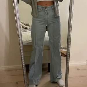 Jeans med medelhög midja och raka ben  - Jeans från junkyard som är i bra skick, inga synliga slitningar. De är i storlek 32 men passar mig som oftast använder 36. 