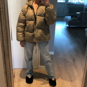 Puffjacka från Hm - Säljer min beige/gröna puffjacka från hm som är helt slutsåld. Vid fler bilder skicka privat. Jackan har några småfläckar men som antagligen går bort i tvätten. Kan tvätta den innan jag skickar iväg den.  Jackan är köpt för en månad sen ungefär och använd en del men fortfarande bra skick. Storlek S💗💗 kan sälja den direkt för 400kr+frakt. ( kan skickas idag fredag)
