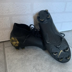 Nike Mercurial Superfly Fotbollskor - FG fotbollskor från Nike använda två gånger. Nypris ca 1900kr. Skon används av spelare som Cristiano Ronaldo, Neymar, Kylian Mbappé och Eden Hazard Full Flyknit-överdel i en del, som gör skon extremt flexibel och perfekt grepp på bollen vid höga farter Överdelen är behandlad med NikeSkin, vilket betyder att det tunna lagret av PU-film binds samman med ett performance mesh, och därmed skapar en tätare passform. All Conditions Control ger bra grepp på bollen i alla väderförhållanden Ny och förstärkt Dynamic Fit Collar, som är en del av skon som fortsätter upp över ankeln, och påminner om en strumpa, som ger optimal passform Nutänkt yttersula med NikeGRIP-teknologin, som ger ett överlägset grepp och största möjliga eneri output Strategiskt placerade dobbar, som med sin vinklade form fungerar som klor vid acceleration och riktningsförändringar. 