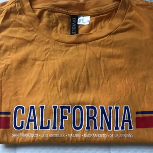 Kroppad tröja - En snygg kroppad tröja från HM som tyvärr är för liten på mig. Storleken är en mindr än vanlig och passar mig tyvärr inte. Fler frågor eller bilder går det bra att kontakta mig :))