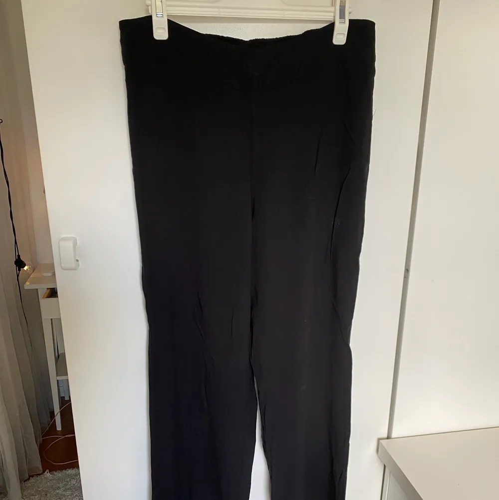 Säljer dessa snygga svarta byxor. Sitter löst på, lätt och luftigt material med resår i midjan. Från H&M i strl 42 (M)✨ 80kr + frakt☺️. Jeans & Byxor.