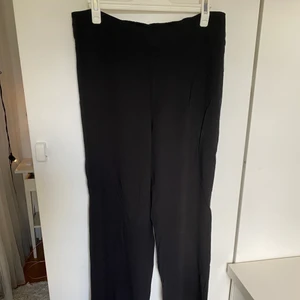 Svarta byxor - Säljer dessa snygga svarta byxor. Sitter löst på, lätt och luftigt material med resår i midjan. Från H&M i strl 42 (M)✨ 80kr + frakt☺️