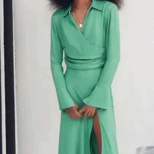 Zara topp - Säljer min jättefina gröna topp från Zara för att den tyvärr är för liten för mig. Bara testad. Lapparna finns kvar. Färgen stämmer mer överens med första bilden. Eller om någon har en likadan i M som vill byta💚💚