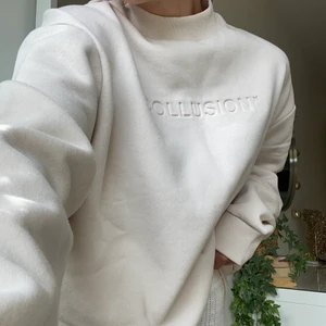 Sweatshirt  - Overzised och otroligt mysig tröja i storlek xs - men skulle nog snarare säga att den är en m då den är väldigt overzised ! Säljer pga av att jag råkat köpa två stycken ✨ 