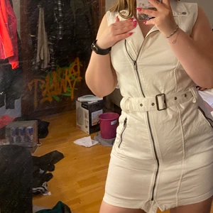 Jeans Klänning - Vit jeans klänning från H&M, kanske 2 år gammal men är i topp skick! Har ett skärp runt midjan, man stänger klänningen med en dragkedja o bästa av allt den har fickor! Sitter svin snyggt oxå! Storlek small, 50kr + frakt (66kr) 🥰