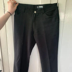 Svart kostymbyxa - Svart kostymbyxa jag köpt på secondhand för 150kr, inte så stretchiga med fickor, st M men passar förmodligen S, kontakta för frakten.