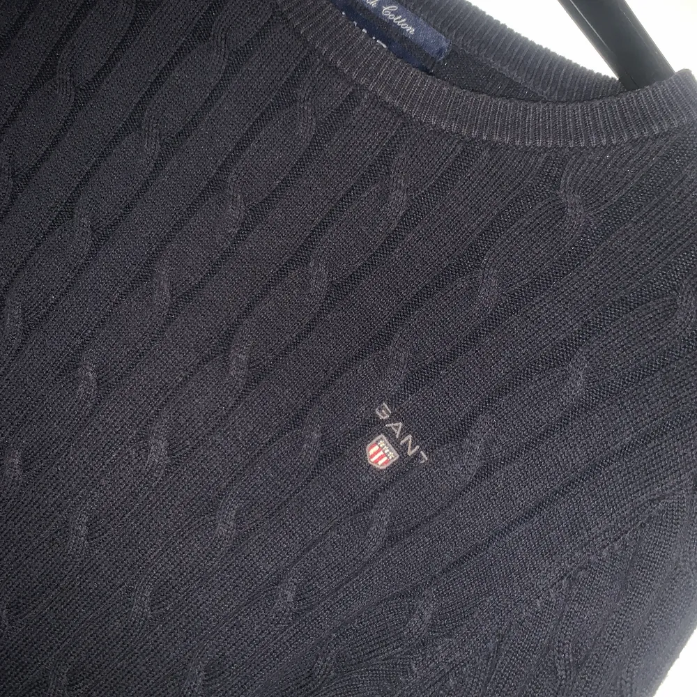 Marinblå kabelstickad tröja från Gant. Storlek XS, passar även S.. Tröjor & Koftor.