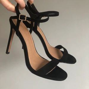 Klackar - Superfina slutsålda svarta klackar från ASOS. Storlek 37, bara använda en gång så i superfint skick!