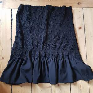 Super bekväm kjol från NA-KD. Säljer då den aldrig kom till användning. Stretchig så passar säkert större/mindre storlekar.