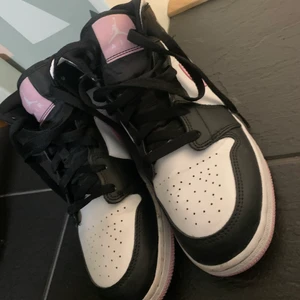 Jag säljer Jordans som är äkta jag köpte de för 2900kr och har knappt använd de om ni vill ha mer bilder så är det bara o skriva privat - Jag köpte skorna från restocks och de är äkta och sitter rätt så bra på mig och är i st 38,5/39