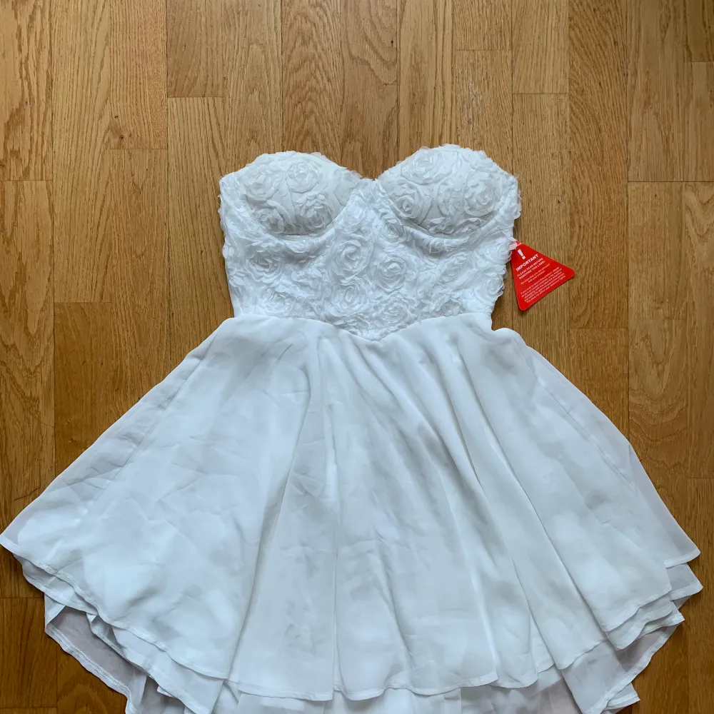Oanvänd vit klänning med fina detaljer, fint fall med inbyggd bh. Stl 36.. Klänningar.