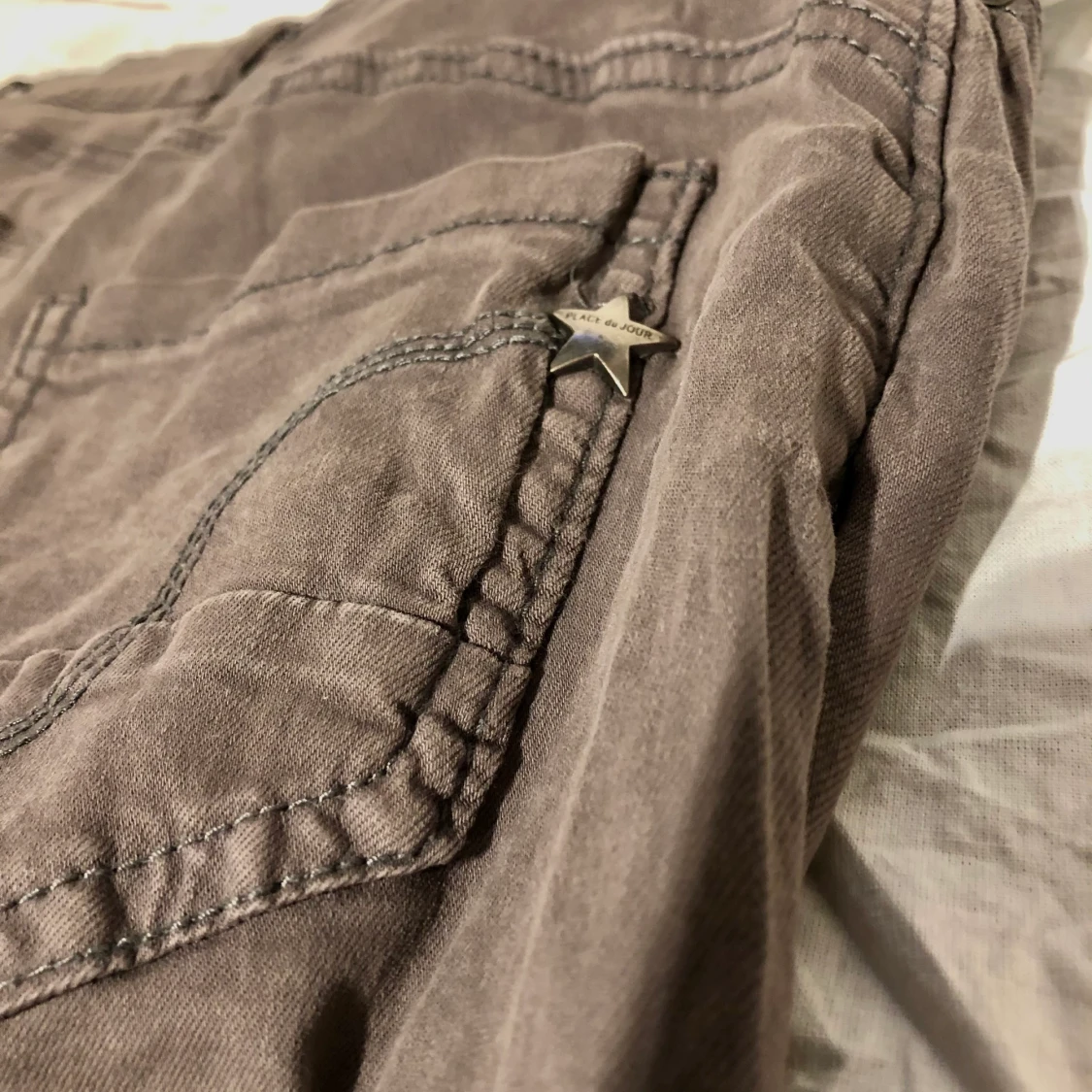 Bruna lågmidjade jeans. - 90