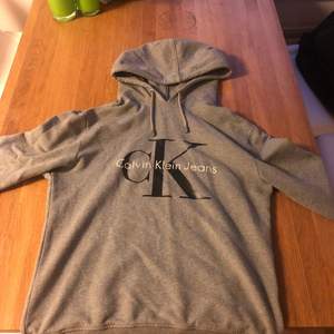 Calvin klein Hoodie i nyskick använt få gånger. Pass form är mellan xs-m då den är väldigt baggy för xs. Orginalpris 1200kr