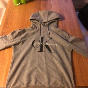 Calvin Klein Jeans Hoodie - Calvin klein Hoodie i nyskick använt få gånger. Pass form är mellan xs-m då den är väldigt baggy för xs. Orginalpris 1200kr