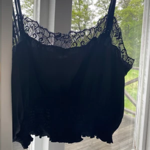 Svart croppat spetslinne - Använt en gång så mycket bra skick. 😇