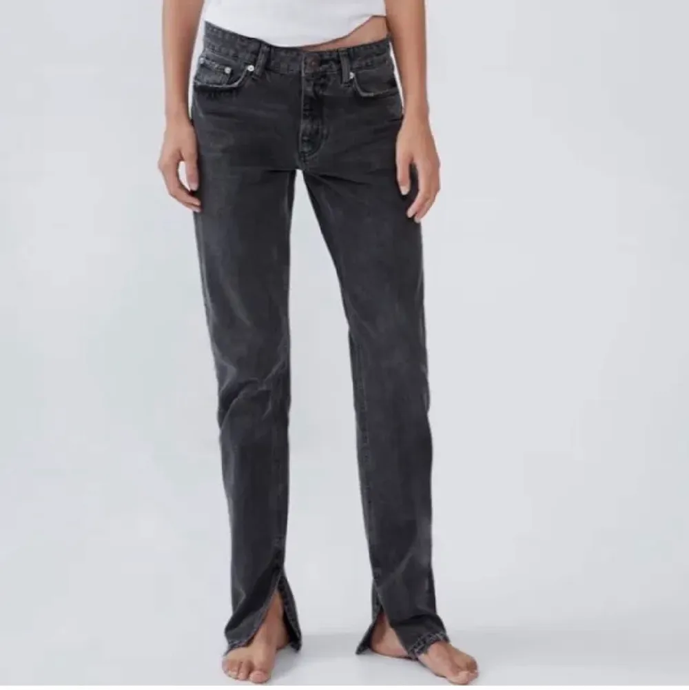 Säljer mina zara jeans i strl 34, skriv privat för bilder💜. Jeans & Byxor.
