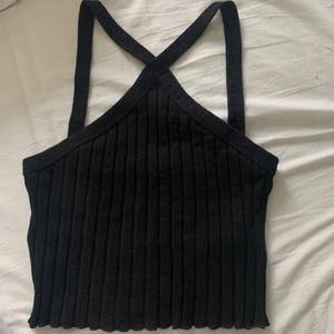 Zara topp - Svart ribbad topp från zara med ”korsade” band, köpte fel storlek och den är därför aldrig använd och sparade inte kvittot.