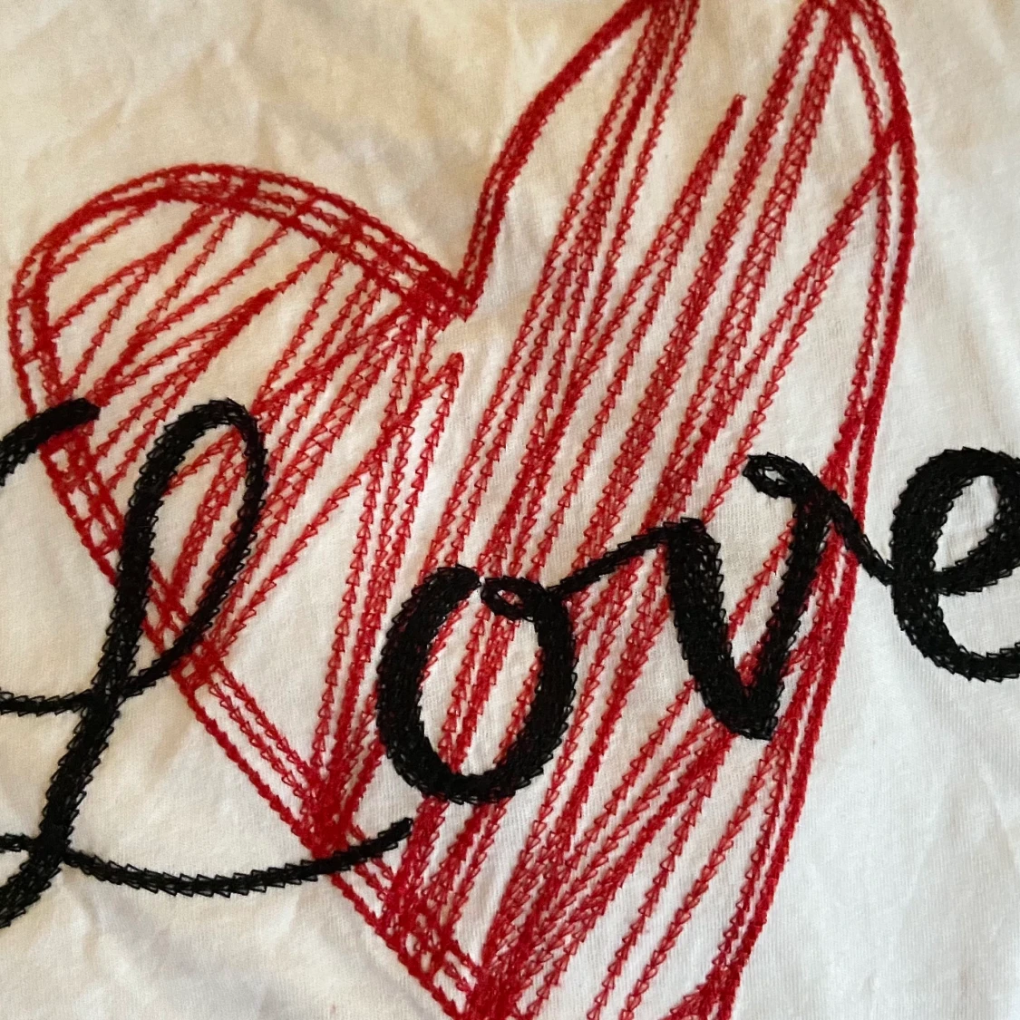 T-shirt ”Love” vit knut  - 90