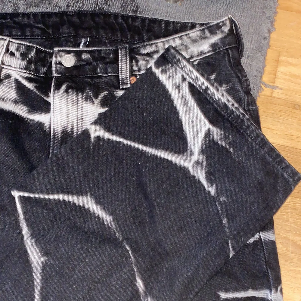 Jeans från weekday alldrig använda tar bud från 300❤️. Jeans & Byxor.