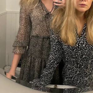 Spräcklig eftertraktad klänning säljes! - Säljer denna superfina klänningen från Zara som jag inte haft i mer en ett halvår. Vad jag vet är den inte längre tillgänglig att köpa på deras hemsida så den är mkt eftertraktad. Det är i storlek XS men passar alla från XS-M/S då jag är oftast en S och den är stretchig. Köpte för 600kr och knappt använd.