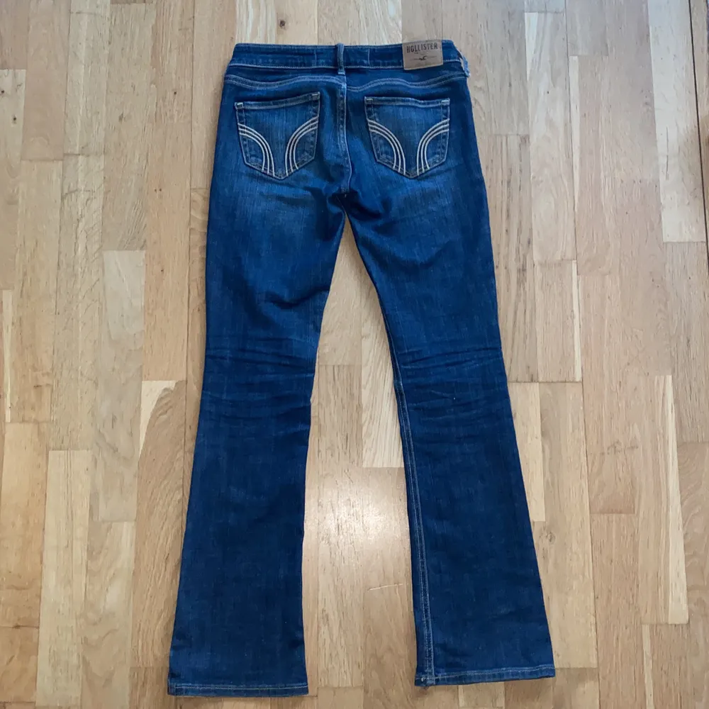 Riktigt snygga hollister jeans, lågmidjade och bootcut⚡️ Storlek 05, W24 L31. I bra skick, köparen står för eventuell frakt! Verkligen super fina men passar inte mig längre tyvärr . Jeans & Byxor.