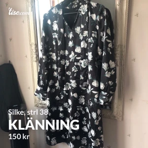 Klänning - Bra skick, inga tecken på användning. Frakt tillkommer, postar vardagen efter Swish.