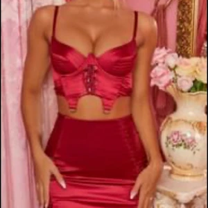 kjol UK 8  - Använd en gång, den är liten i storleken och tar fram dina former. Kjolen kostade 40 £ 