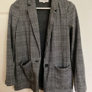 trendig blazer - snygg blazer från kappahl, köpt för 399kr säljs för 150kr plus frakt (pris kan diskuteras) 