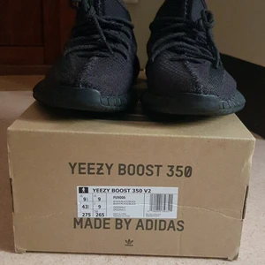 Yeezy 350 black non reflective - Knappt använda, inga skador eller liknande. Pm för mer frågor eller bilder