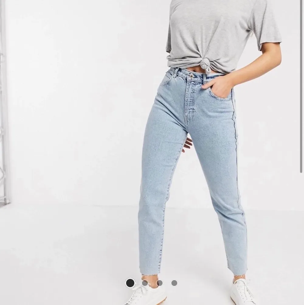 Ljusblå mom jeans från pull&bear 💗 endast använda 2-3 gånger och är i bra skick! . Jeans & Byxor.