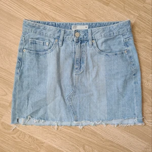 Jeans kjol - Jeanskjol från gina. Köpt för några år sen men nästan aldrig använd. Passar inte riktigt längre så har inga bilder med den på. Storlek M.