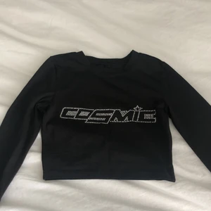Y2k tröja 🖤 - Svart tröja med text ”Cosmic” sjukt fin & alla rhinestones är kvar, oanvänd så i ny skick 🖤