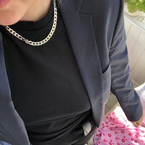 Kavaj - Svart/mörkblå kavaj💚 Köpt på Sellpy men köpte fel storlek, därav säljes den. Bra skick! Frakt tillkommer på 66kr (postnord sportbart 1kg) 