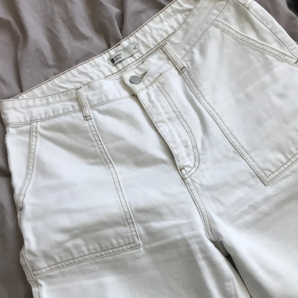 Vita jeans från Gina tricot. Som man ser på bilden är de ganska korta i längden. Använda men i bra skick. Köparen står för frakten:). Jeans & Byxor.
