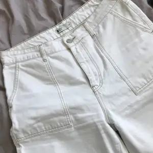 Vita jeans från Gina tricot. Som man ser på bilden är de ganska korta i längden. Använda men i bra skick. Köparen står för frakten:)