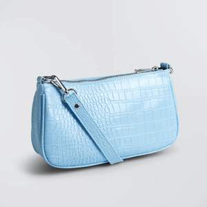 Jättefin blå väska i ormskinn mönster, helt oanvänd och felfri sat säljer pga kommer ej till användning :(