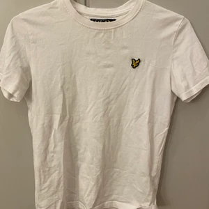 T-shirt - Säljer denna helt oanvända Lyle & Scott tröjan (endast provad)😊Den är super skön och jätte fin att ha på sig🥰Är inte croppad it lite längre men den är i en bra längd!